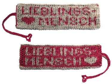 Beidseitig gestricktes Lesezeichen mit 'LIEBLINGSMENSCH', Herz und Schlaufe