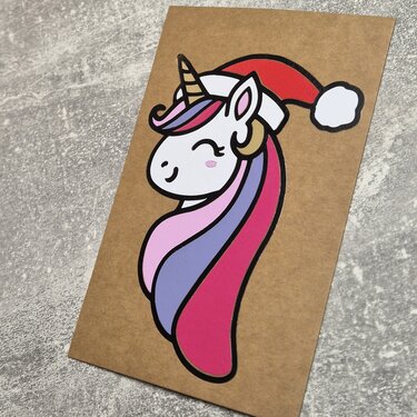 Einhornplott mit klaren schwarzen Konturen, rosa-violetter Mähne und roter Weihnachtsmütze auf braunem Hintergrund