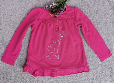 Rosa Langarmshirt mit gesticktem, konturiertem Elefantenmotiv und bunten Herzchen