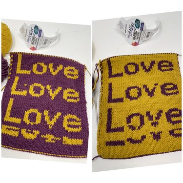 Zwei gestrickte Probestücke mit dem Schriftzug Love, Garn und Stricknadeln