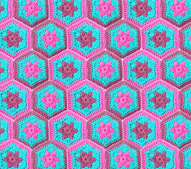 Nahaufnahme gehäkelter Hexagon‑Granny mit sternförmigem Zentrum in Türkis, Pink und Lila