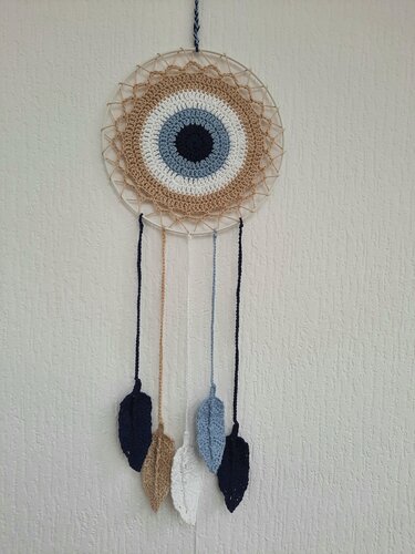 Gehäkelter Wandbehang mit Nazar-Auge in Blau, Beige und Weiß und fünf herabhängenden Häkelblättern