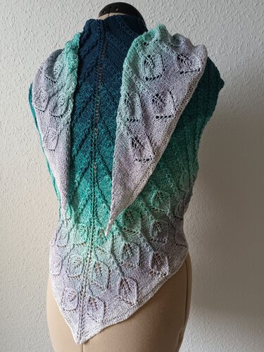 Strickanleitung für das Dreieckstuch "Leaf Whispers" - Bild 8