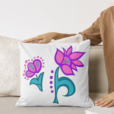 Weies Kissen mit grafischem Blumenmotiv in Pink, Violett und Tkis