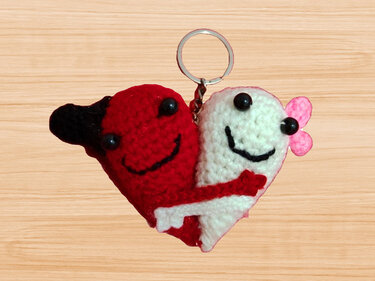 a crochet 3d couple Heart keychain pattern