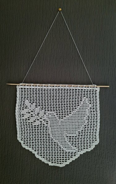 Weißer gehäkelter Wandbehang mit Hasenmotiv an Holzstab