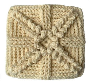 cremefarbenes gehäkeltes Granny Square Quadrat mit sternförmigen Puffstichen