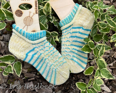 Gestrickte knöchelhohe Kurzsocken creme und türkis mit Wabenmuster auf Holzspannern