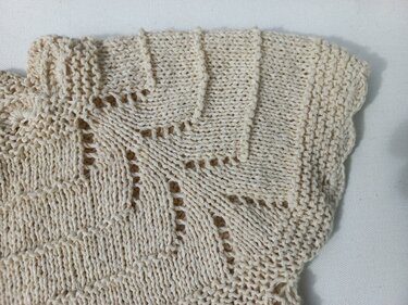 Strickanleitung Baby/Mädchenweste Gr. 104/110 ,Raglan, tolles Lochmuster - Bild 15