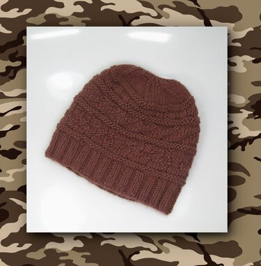 Braune gestrickte Herrenmütze mit Rippenbündchen und Zopfmuster auf weißem Hintergrund