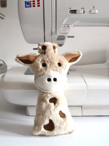 Stickdatei Giraffe ITH Rassel Kuscheltier - Sticken