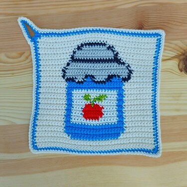Gehäkelter quadratischer Topflappen mit blauem Marmeladenglas-Motiv und Aufhängeschlaufe