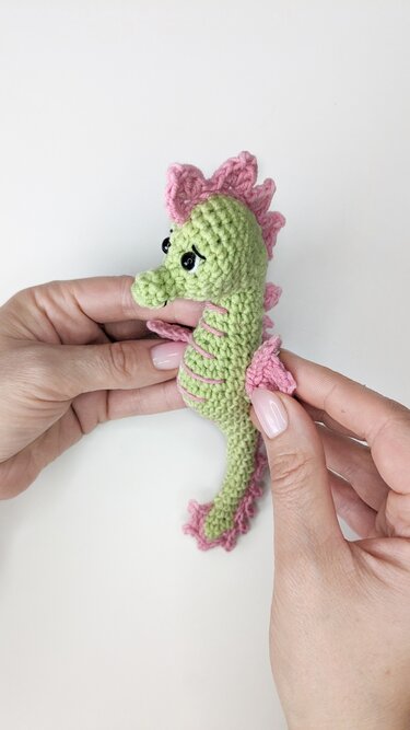 Crochet seahorse pattern, easy crochet amigurumi seahorse image 1 Crochet s