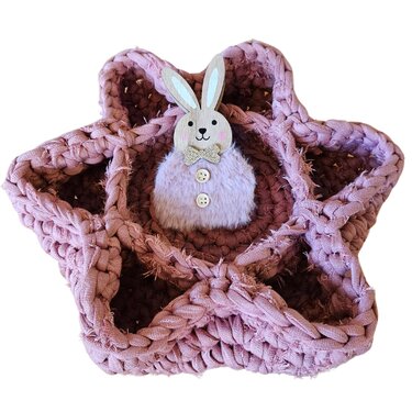 Sternförmiges Häkelkörbchen aus Textilgarn in Altrosa mit Hasenfigur in der Mitte