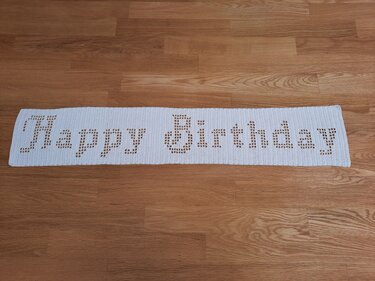 Tischläufer Happy Birthday Häkelanleitung
