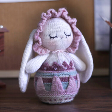 The Easter bunny with colorful eggshell Rosie - Knitting