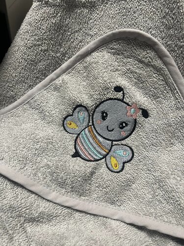 Hellgraues Kapuzenhandtuch mit gestickter niedlicher Biene in Pastellfarben