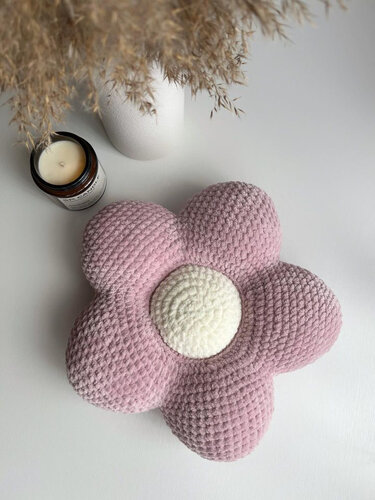 Crochet flower pillow / Crochet pillow pattern /Crochet plush flowers (PDF)