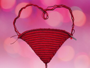 Cor Cushion - Knitting pattern for a heart shaped pillow
