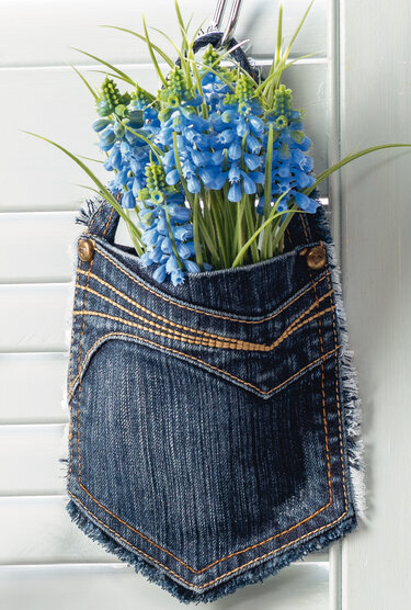 Jeans-Pocket an Haken mit kleinen blauen Blumen als hängendes Utensilo
