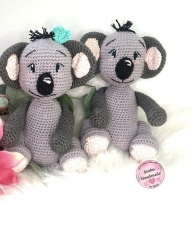 Nahaufnahme zweier Amigurumi-Koalas mit applizierter Nase, gestickten Augen und roséfarbenen Innenohren