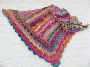 Crochet pattern DragonTreedy - a dragon tail as a triangular scarf