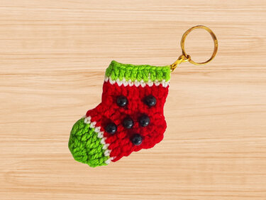 Crochet socks keychain, socks keychain pattern, DIY keychain gift