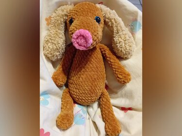 Gehäkelter brauner Amigurumi-Hund mit rosa Schnauze und hellen Schlappohren