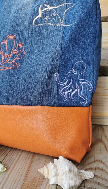 Jeans-Tasche mit Stickmotiven: Oktopus, Rochen und Koralle, Detailansicht