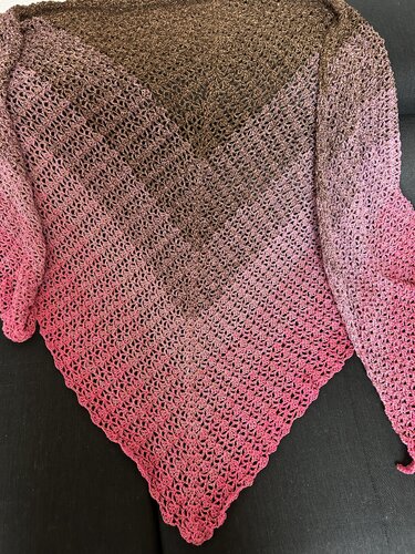 Gehäkeltes Dreieckstuch in Braun und Pink mit Farbverlauf auf dunklem Untergrund