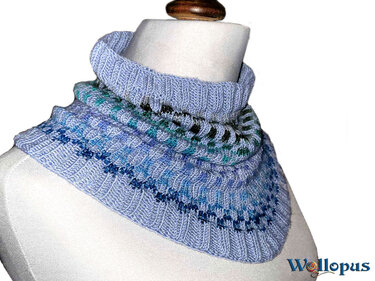 hellblauer gestrickter Loop-Schal mit Rollkragen und blauen sowie grünen Streifen auf Schneiderpuppe