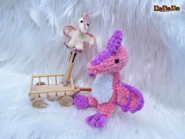 Der Flugsaurier für Stifte oder zum Kuscheln, Häkelanleitung von DaDaDe