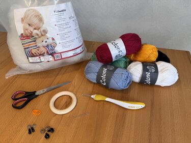 Qualle Kalle als Greifring und groß als Häkeltier - Bild 11