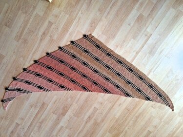 Gestricktes Dreieckstuch in Rosé-Beige mit schwarzen Querstreifen, Lochmuster und gezackter Kante