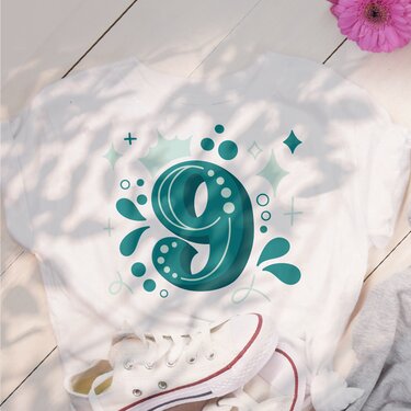 Ornamentale Zahl 9 in Türkis mit Punkten und Sternen auf weißem T-Shirt