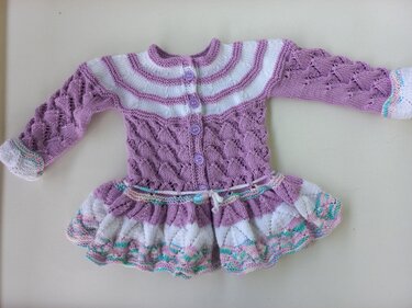 Gestrickte Babyjacke lila-wei
r
mit Knopfleiste, Ajourmuster und R
r
schsaum