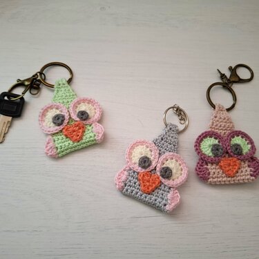Drei kompakte, schnell gehäkelte Eulen-Anhänger mit Schlüsselringen