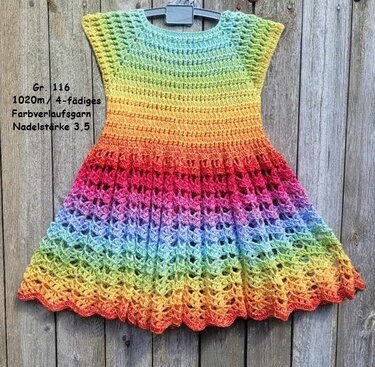 Gehäkeltes Kinderkleid in Regenbogenfarben, Größe 116, mit detailliertem Muster