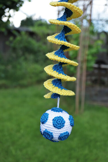 Gehäkelter gelb-blauer Spiral-Windspinner mit weiß-blauem Fußballanhänger