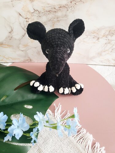 Schwarzes gehäkeltes Elefanten-Amigurumi mit langem Rüssel und weißen Zehen