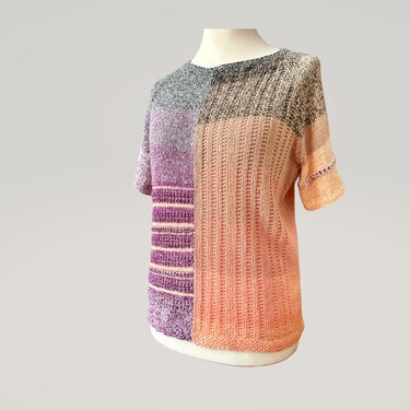 Zweifarbiges Kurzarm-Strickshirt, links violett-grau gestreift, rechts pfirsich mit Rippenstruktur, auf Büste