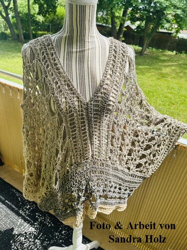 Gehäkelte Tunika mit dichter Mittelpartie, offenen Seitenteilen und gezacktem Saum