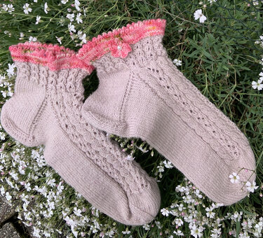 Roséfarbene Sneakersöckchen mit Blümchen Gr. 38 (bis 40) - Stricken