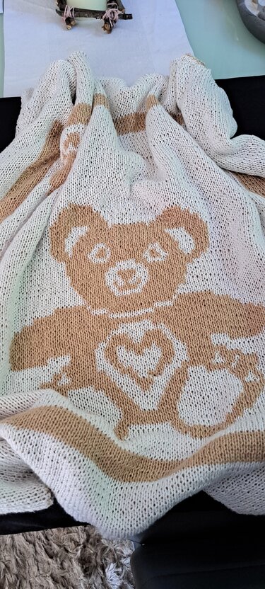 Gestrickte Babydecke in Creme und Hellbraun mit großem Bärchenmotiv und Streifen