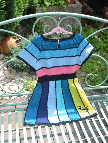 Gestreiftes Kurzarm-Kinderkleid mit Knopf am Ausschnitt auf einem Kleiderbügel