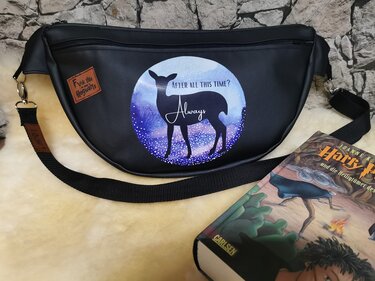 Selbstgenähte schwarze Gürteltasche mit Hirschmotiv auf der Vorderseite