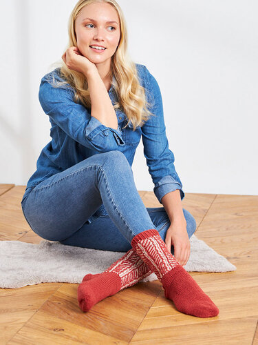 SOCKEN & SOFASOCKEN IN ZIEGEL/BEIGE - Stricken