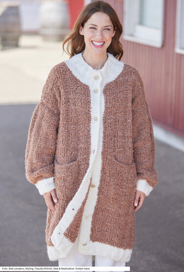 Brauner Mantel mit weißen Bündchen - Bild 5