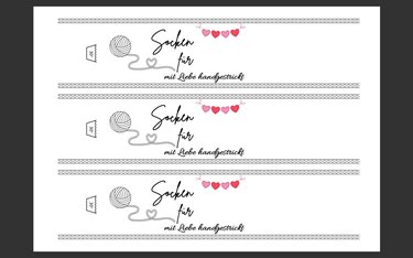 Drei druckbare Banderolen mit Garnknäuel, Herzmotiven, den Schriftzeilen „Socken für“ und „mit Liebe handgestrickt“ sowie einem 30°-Waschsymbol.