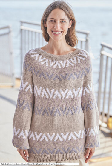 Rundpassenpulli mit Jacquardmuster in Sand, Grau, Rosenholz und Weiß - Bild 2